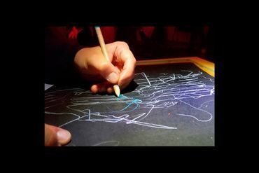 Ruke koje pišu po tabli.